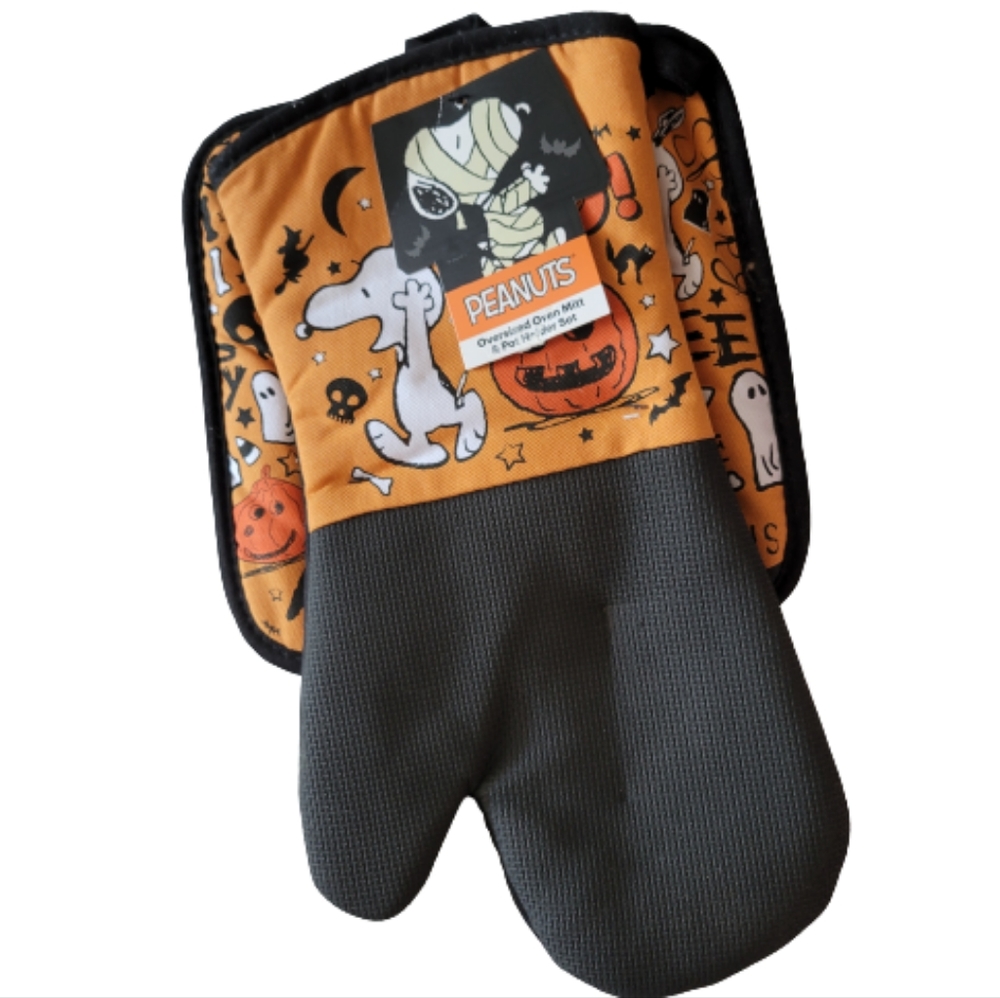 A Peanuts Halloween Oversized Oven Mitt and Pot Holder